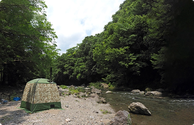 川沿いのテントサウナ